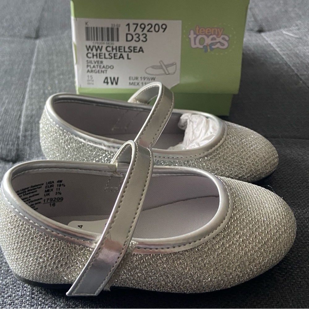 Toddler Kids Silver Flat Shoes size 4W